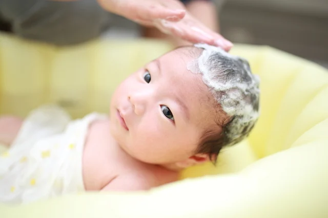 赤ちゃんの沐浴・洗髪ケアの様子