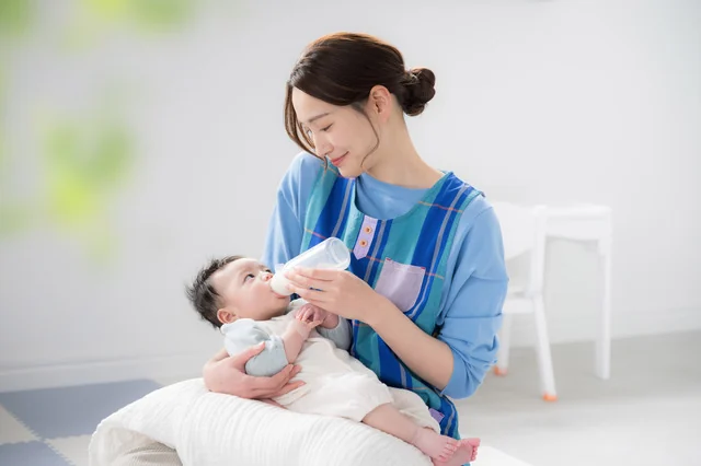 赤ちゃんにミルクをあげるデイシッター